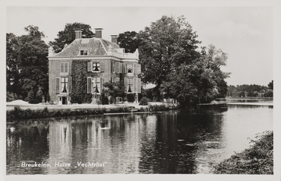130497 Gezicht op het huis Vechtvliet (Straatweg 220) te Breukelen, met op de voorgrond de Vecht.